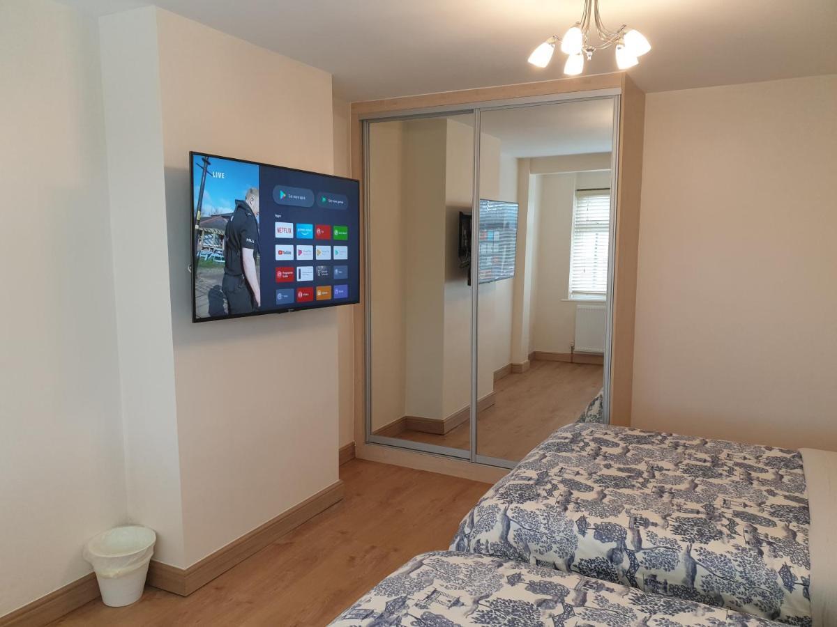 London Luxury 3 Bedroom Flat 1Min Walk From Underground, With Free Parking Sleeps X10 Exterior photo
