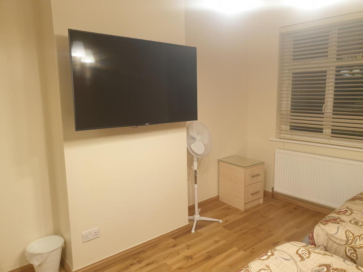 London Luxury 3 Bedroom Flat 1Min Walk From Underground, With Free Parking Sleeps X10 Exterior photo