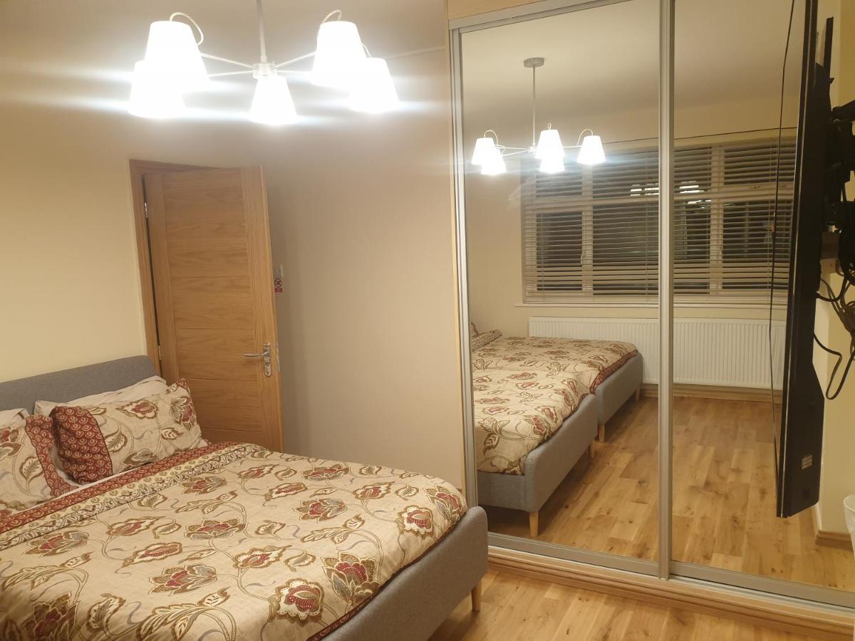 London Luxury 3 Bedroom Flat 1Min Walk From Underground, With Free Parking Sleeps X10 Exterior photo