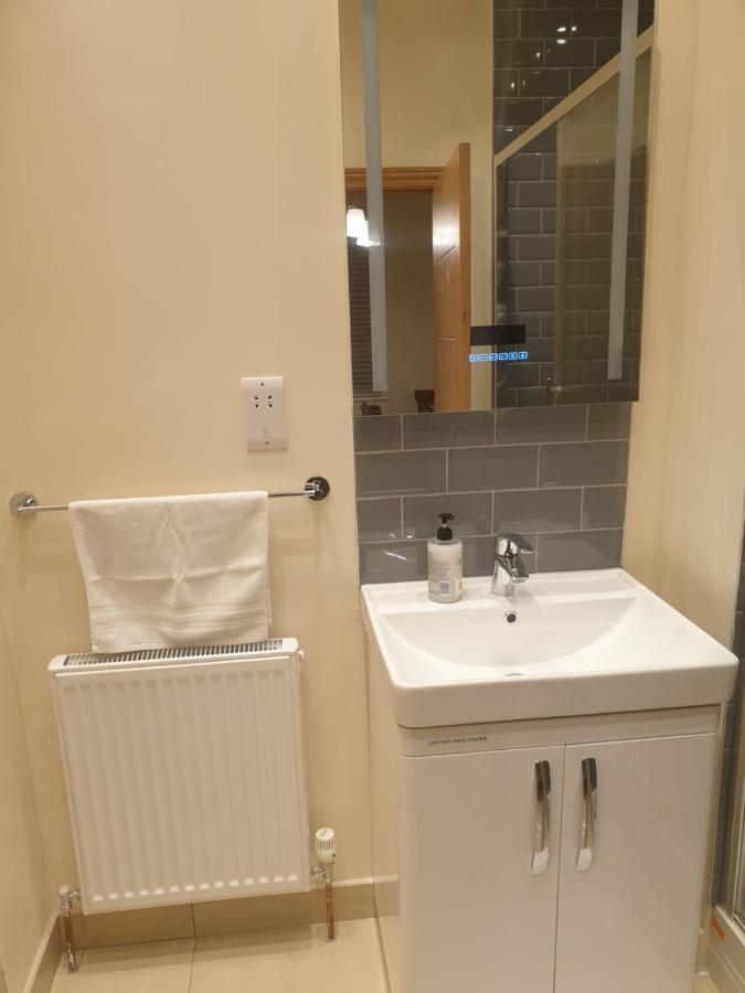 London Luxury 3 Bedroom Flat 1Min Walk From Underground, With Free Parking Sleeps X10 Exterior photo